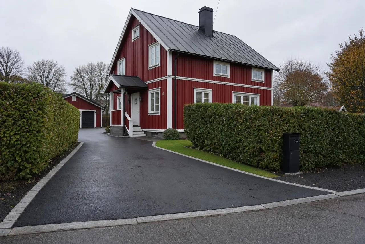 Efter asfaltering – nyasfalterad svensk villauppfart