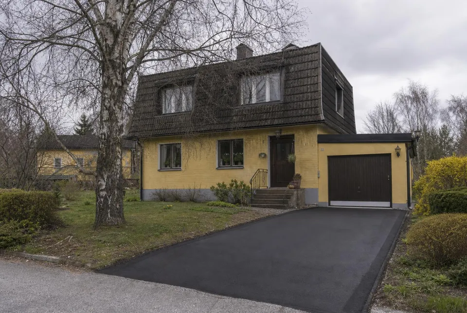 Efter asfaltering – nyasfalterad dubbelgarage lerum (Lerum)