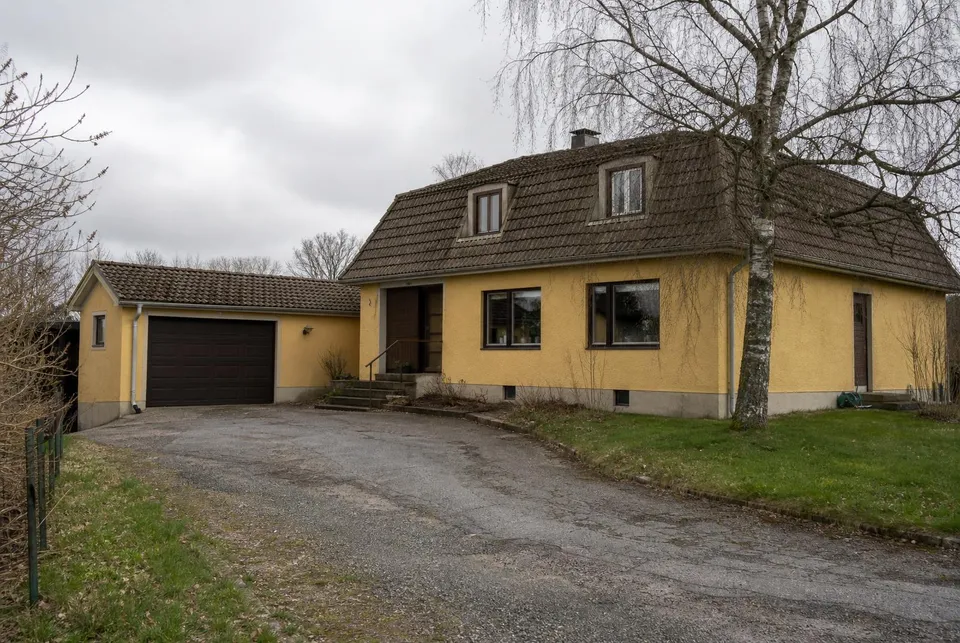 Före asfaltering – dubbelgarage lerum (Lerum) med sliten yta